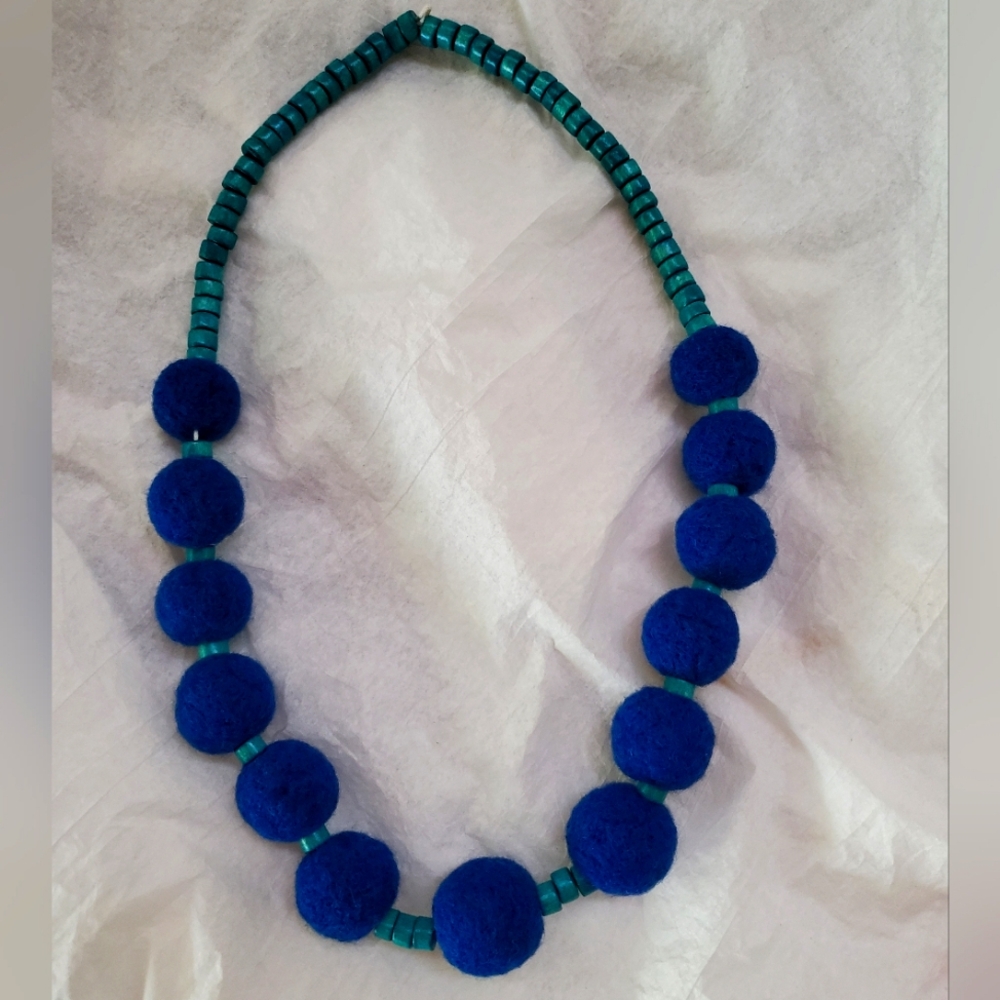 Handmade necklace with 100% marino wool and wooden bids
